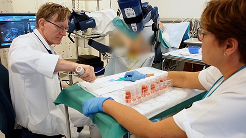 Lekarz przeprowadzający biopsję fuzyjną prostaty